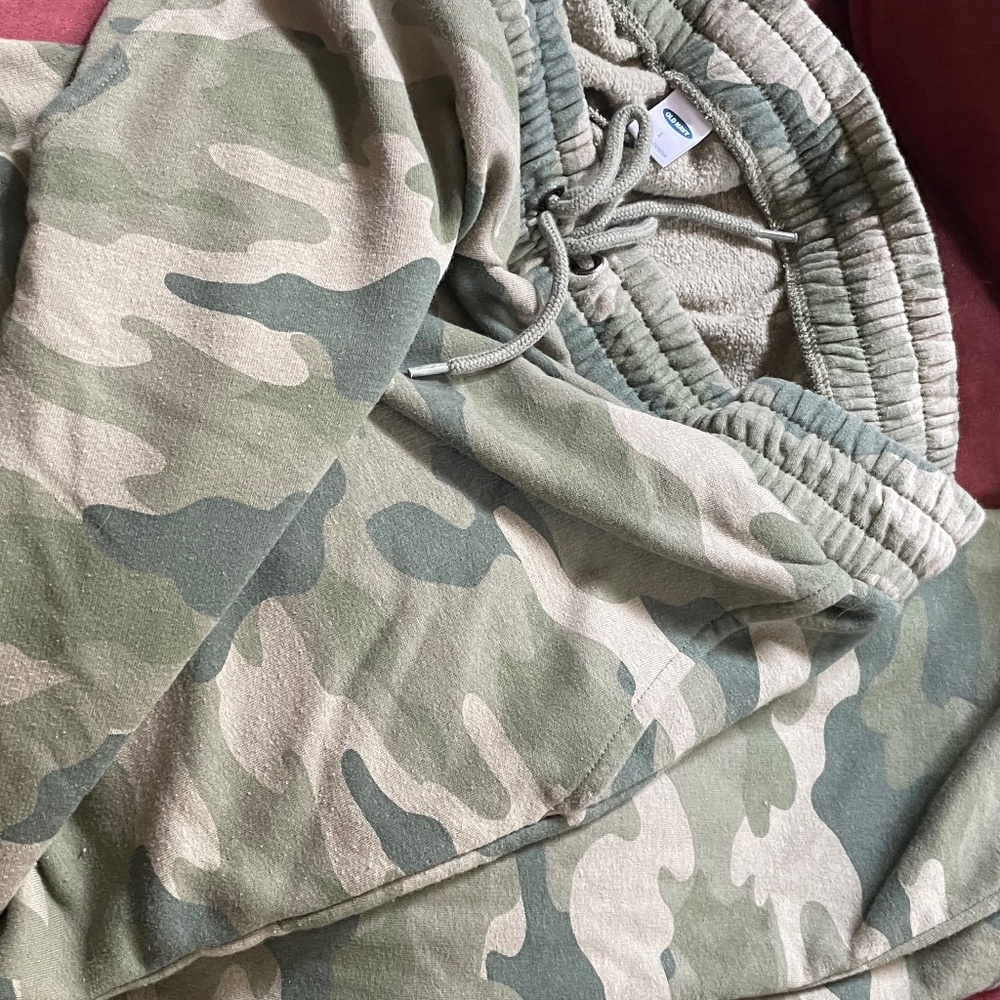 Old Navy green camo sweatpants